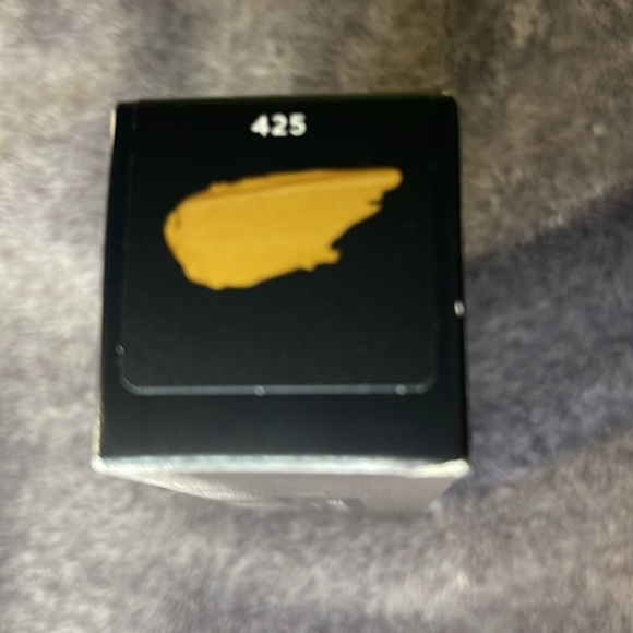 Fenty 425 Pro Filt’r Soft Matte Longwear Foundation - Picture 3 of 5